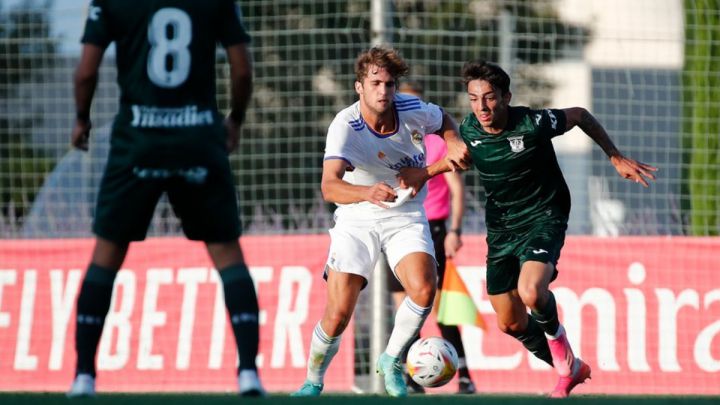 Pablo Ramón y Naim disputan un balón en el partido amistoso de pretemporada jugado por Real Madrid Castilla y Leganés en Valdebebas.