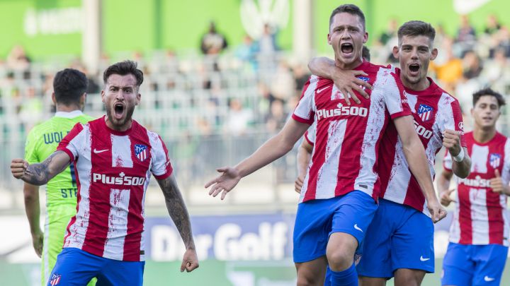 Borja Garcés es felicitado por sus compañeros tres su gol al Wolfsburgo.