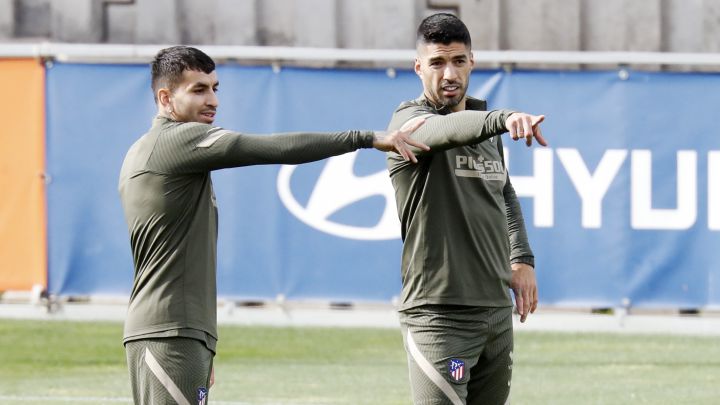 Ángel Correa y Luis Suárez durante un entrenamiento.