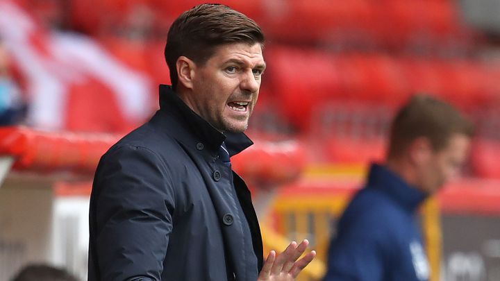 Steven Gerrard da instrucciones a sus jugadores del Rangers