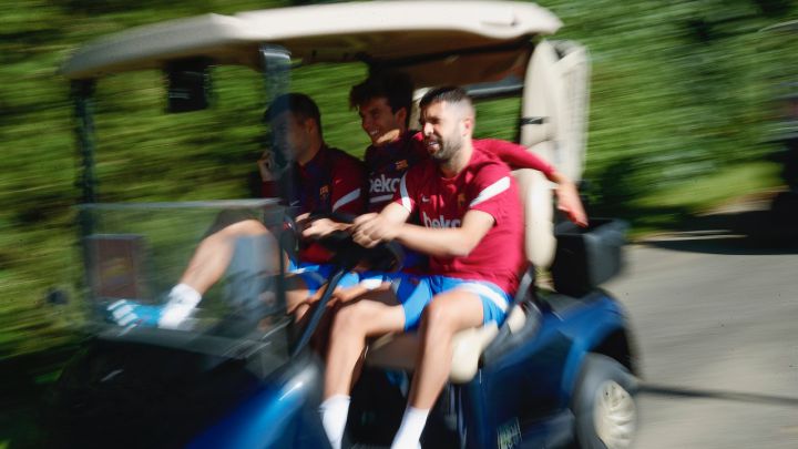 Jordi Alba, Gerard Piqué y Riqui Puig llegando al entrenamiento del FC Barcelona en un carrito de golf.