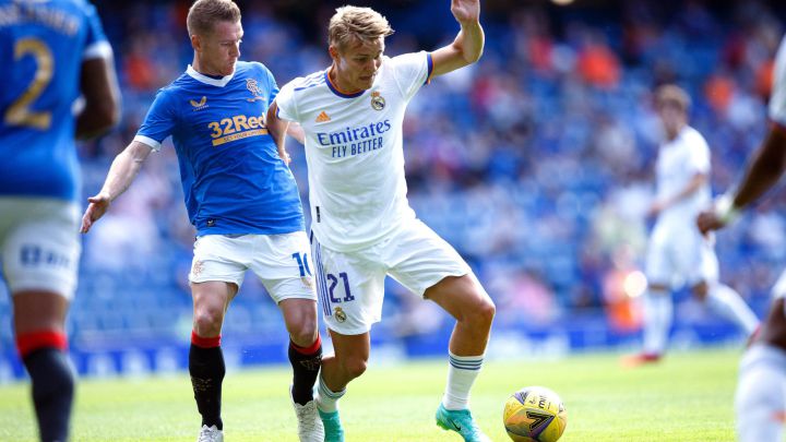 Martin Odegaard, controlando el balón en el amistoso entre el Real Madrid y el Glasgow Rangers.