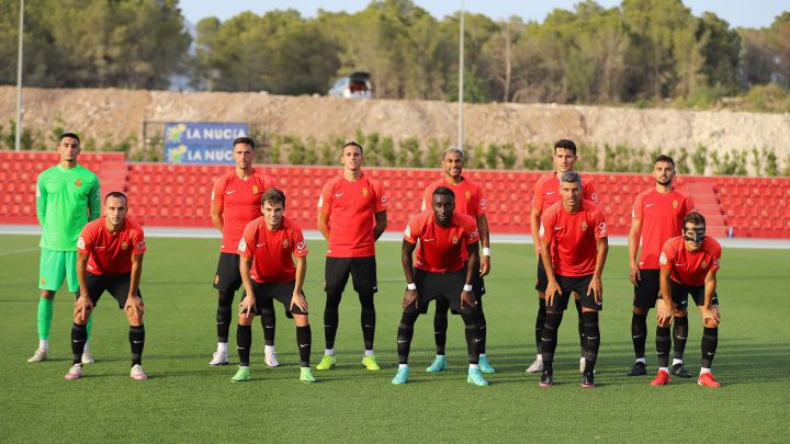 Luis García cita a 24 jugadores para el amistoso en Huesca