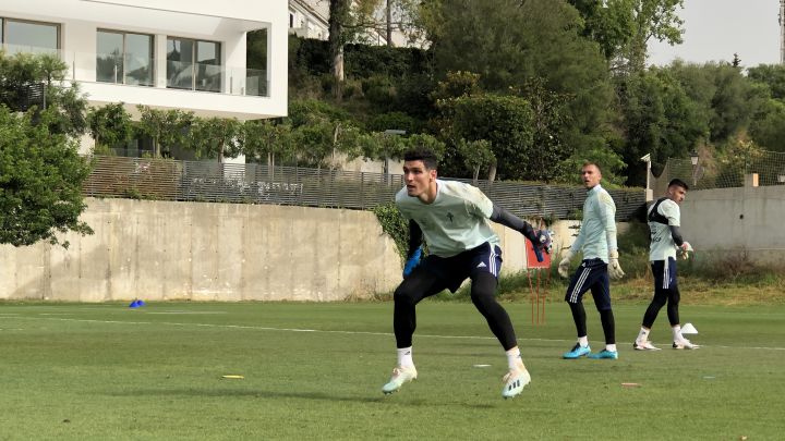 El portero argentino Matías Dituro se ejercita delante de Rubén Blanco durante la estadía del Celta en Marbella.