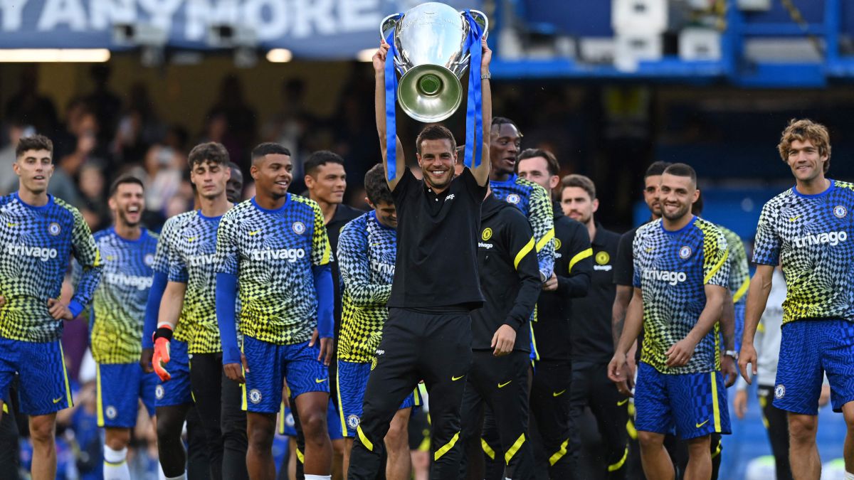 Brindando el trofeo de Champions a la afición