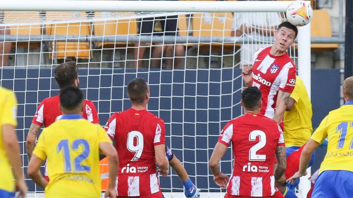 Nehuén despeja un balón en el Cádiz-Atlético.