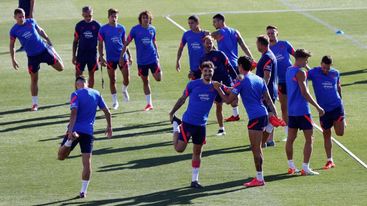 Los jugadores del Atlético se ejercitan durante la sesión de hoy.