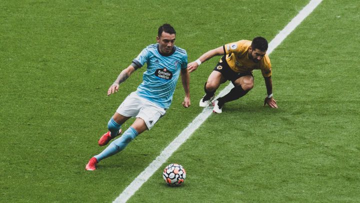 Iago Aspas conduce el balón durante el partido contra el Wolverhampton