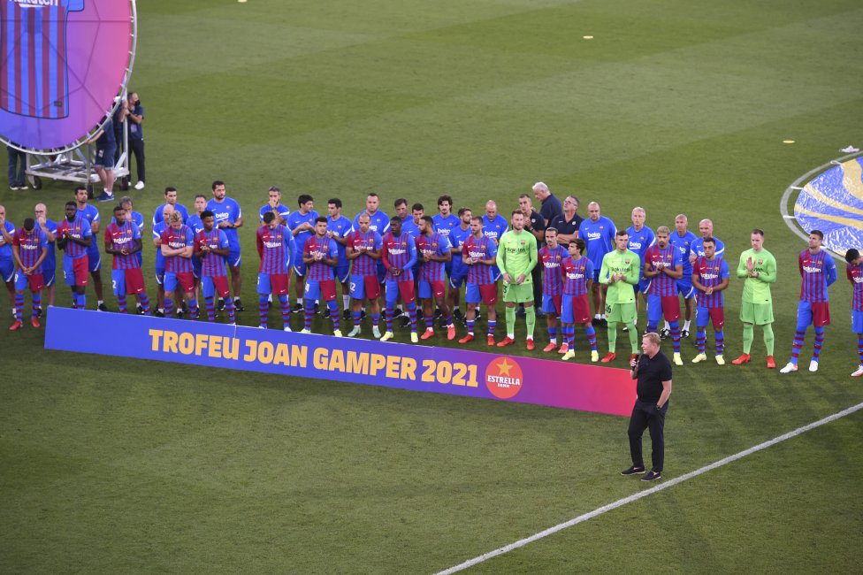 Antes del partido el Barcelona presenta la plantilla del equipo para la temporada 21/22