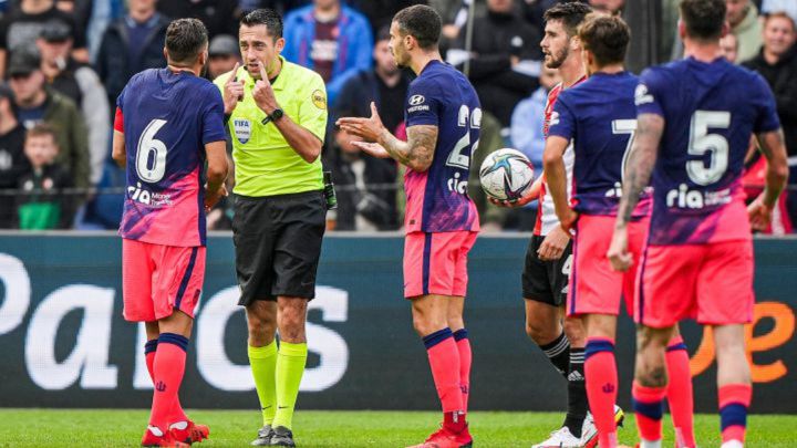 Carraco en el momento de su expulsión en el Feyenoord-Atlético.