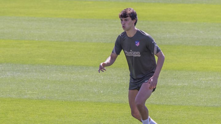 João Félix ya corre y toca balón.