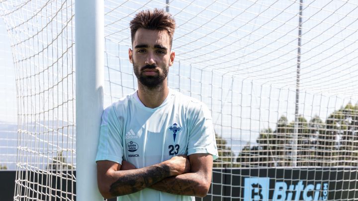 Brais Méndez posa en la ciudad deportiva del Celta.