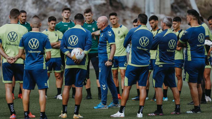 Pepe Mel, entrenador de la UD Las Palmas, da instrucciones a sus futbolistas durante una sesión de entrenamiento.