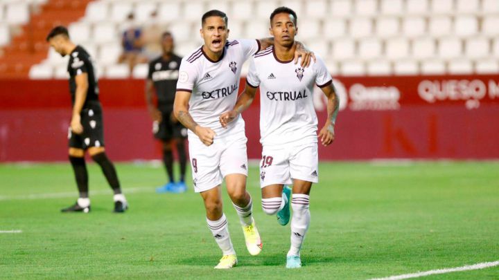 Los jugadores del Albacete celebran un gol
