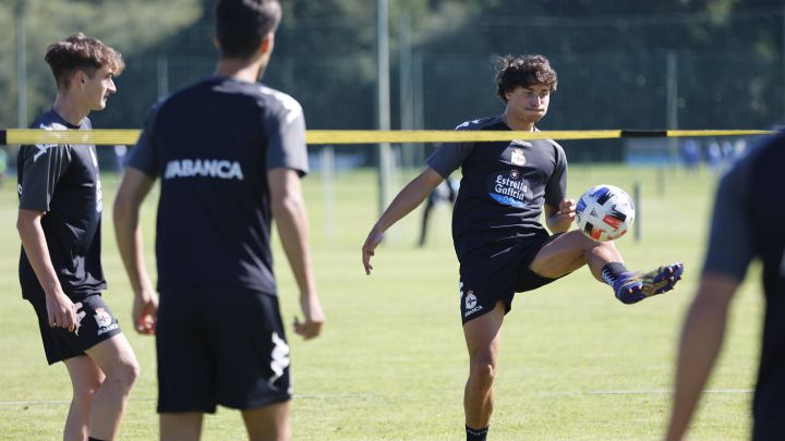El juvenil Guille Bueno, en un entrenamiento con el primer equipo del Deportivo.