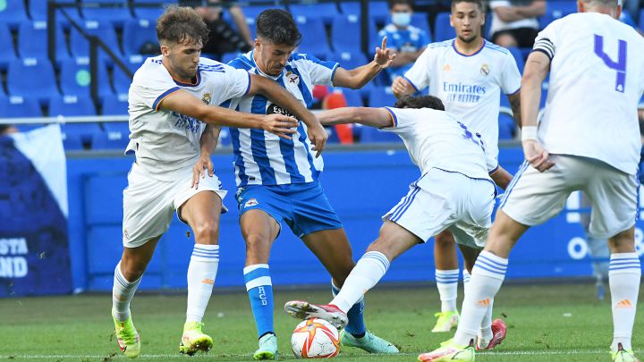 Quiles, pugnando con varios defensores blancos.
