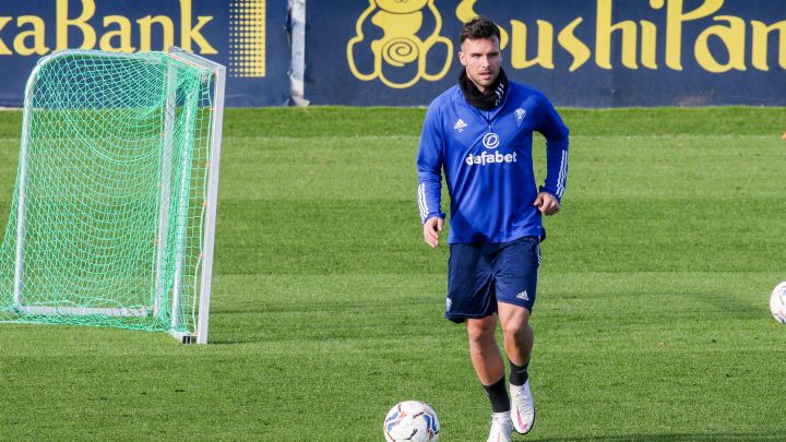 Álvaro Giménez, en un entrenamiento con el Cádiz.