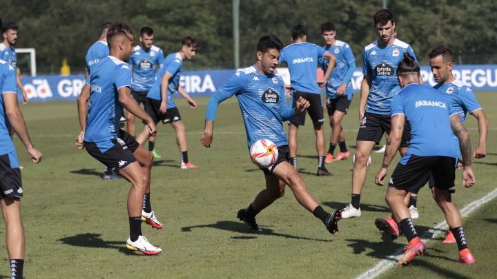 Los jugadores del Deportivo en el último entrenamiento en Abegondo.