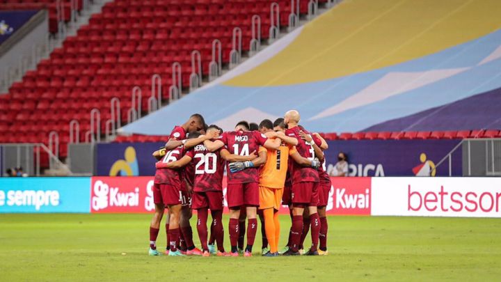 Jugadores de la Vinotinto en un corrillo
