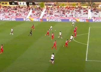 El banquillo en pie rendido en aplausos: disfruten del último obús de Grimaldo en Portugal