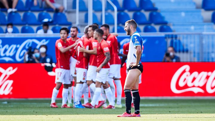 Los jugadores del Deportivo Alavés se lamentan mientras el RCD Mallorca celebra el gol anotado por Fer Niño.