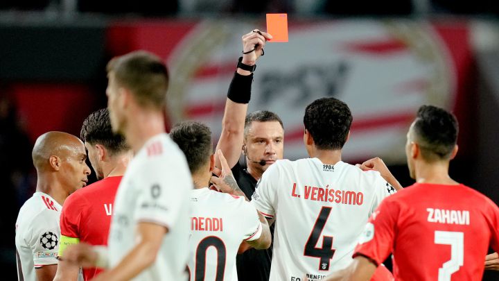 Veríssimo recibe la tarjeta roja que determinó el partido.