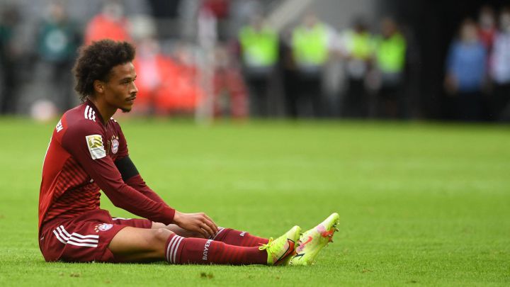 Leroy Sané, jugador del Bayern de Múnich, sentado sobre el césped del Allianz Arena durante el partido ante el Colonia.