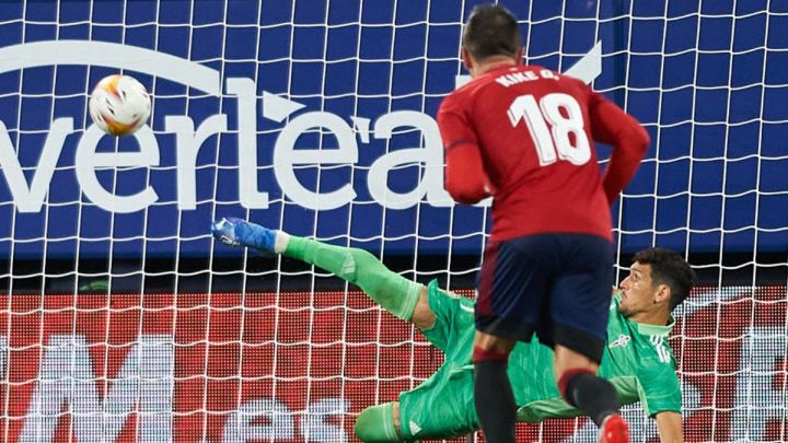 Matías Dituro detiene el penalti lanzado por Rubén García durante el partido entre Osasuna y Celta.