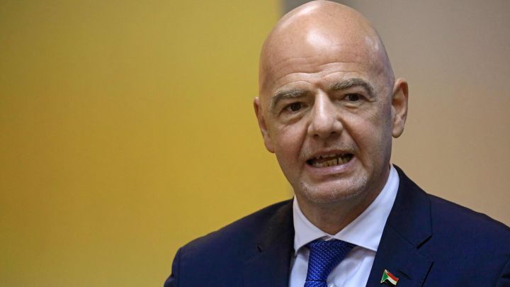 Infantino pide a la Premier y LaLiga ceder con el parón
