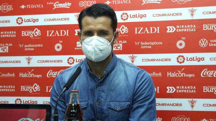 Lolo Escobar, en rueda de prensa, antes de partir hacia Gijón.