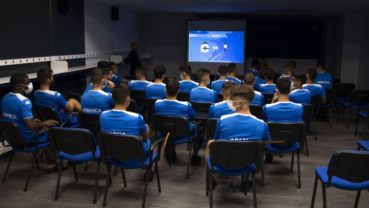 La plantilla del Deportivo, en la charla táctica previa al derbi ante el Celta B.