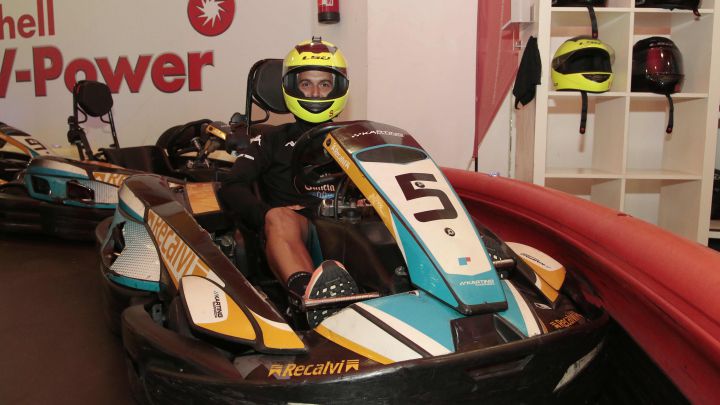 Borja Jiménez, entrenador del Deportivo, conduciendo un kart.