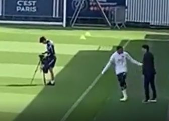 Mbappé and Leonardo embrace ahead of PSG training