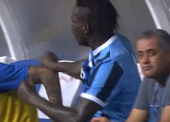 Balotelli crea una polémica Turquía: lo cambian y monta un show en la banca