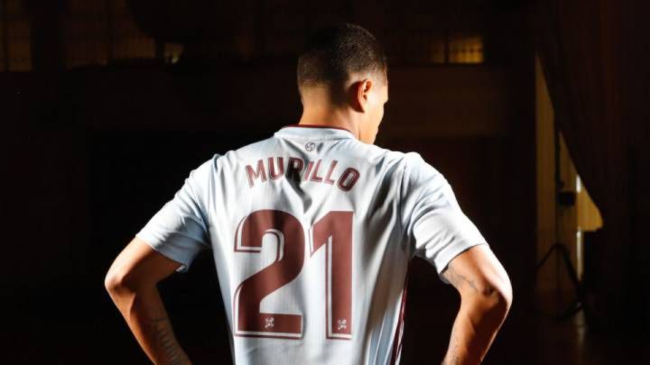 El defensa colombiano Jeison Murillo posa con la camiseta del Celta en el anuncio de su primera cesión al club vigués.