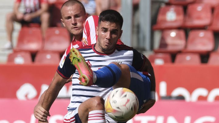 Simón protege el balón ante la presencia de Kravets.