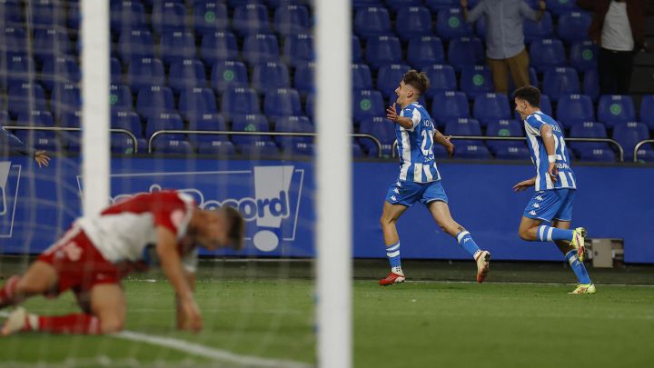 Trilli corre a celebrar el gol con Noel, que marcó el 5-0 ante el Celta B.