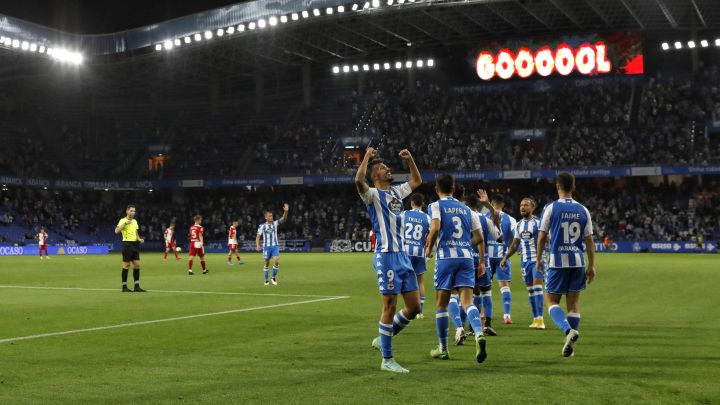 Quiles celebra su gol al Celta B ante la afición de Riazor.