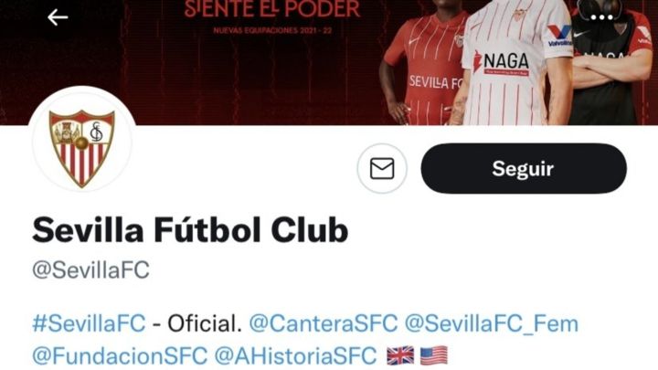 La ira de los hinchas del Chelsea por no conseguir el traspaso de Jules Koundé ha dejado al Sevilla, de momento, sin la insignia de verificación azul, que Twitter usa para confirmar la autenticidad de las cuentas de interés público. Miles de aficionados del club inglés desde Inglaterra y Nigeria, donde hay una colonia importante, reportaron en las últimas horas la cuenta oficial de la entidad blanquirroja hasta que la insignia ha desaparecido. Es evidente que en las próximas horas el Sevilla volverá a recuperar la insignia y que posiblemente Twitter se dé cuenta de que todo ha sido una vendetta de hinchas enfadados por la firmeza del club nervionense en no vender a una de sus estrellas a un precio menor del que quería. En Nervión han esperado hasta este fin de semana una oferta del Chelsea que superar al menos los 60 millones de euros. La inacción del equipo de Abramovich hasta ayer lunes, ya sin tiempo para fichar un sustituto de garantías para Jules, provocó que en el Sánchez-Pizjuán se cerraran en banda. Koundé sólo saldrá si el Chelsea paga 80 millones de euros antes de la medianoche de este martes en España, las 11 de Inglaterra.