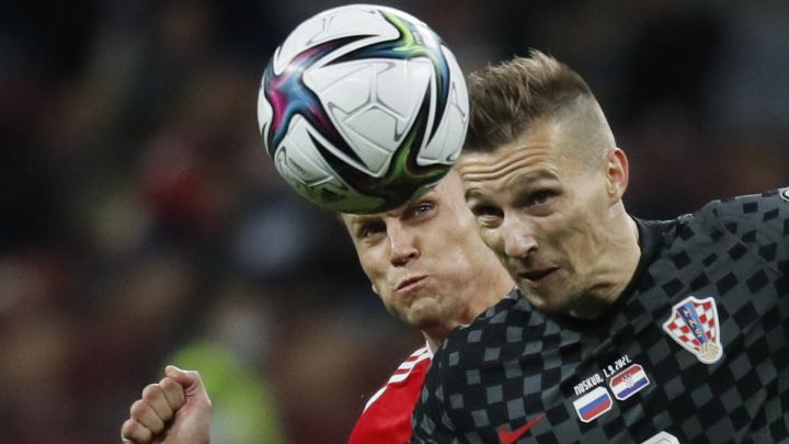 Mislav Orsic y Denis Cheryshev en el empate entre Croacia y Rusia en Moscú.