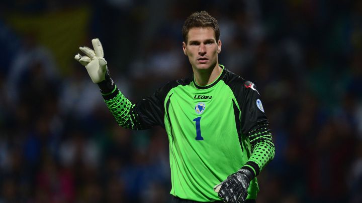 Asmir Begovic con el brazo levantado durante un partido con Bosnia.
