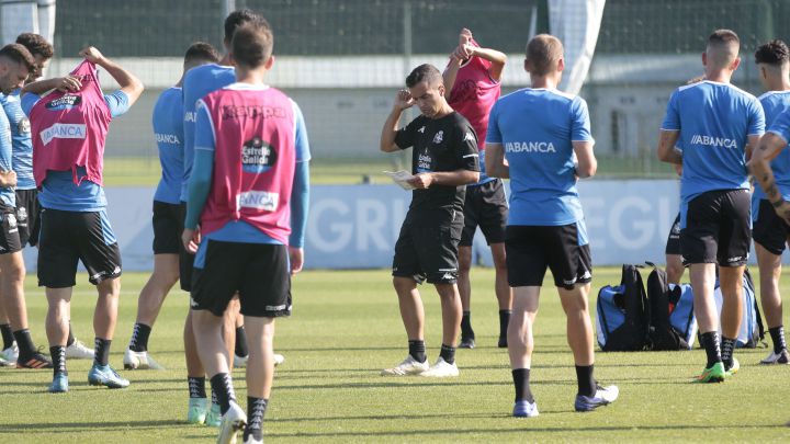 Borja Jiménez, tras repatir petos en el entrenamiento del Deportivo.