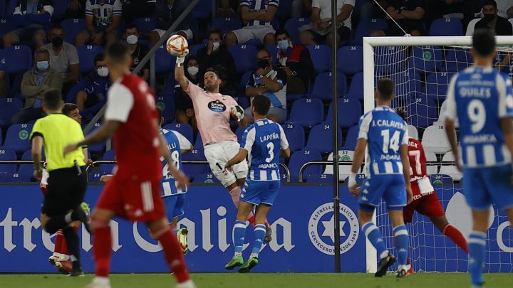 Mackay, despejando un centro en el primer partido del Deportivo ante el Celta B.