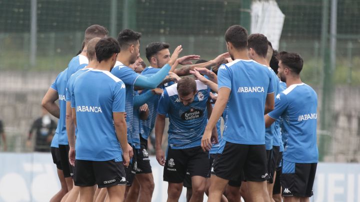 Benito, que hoy puede debutar como titular, en una broma durante el entrenamiento.