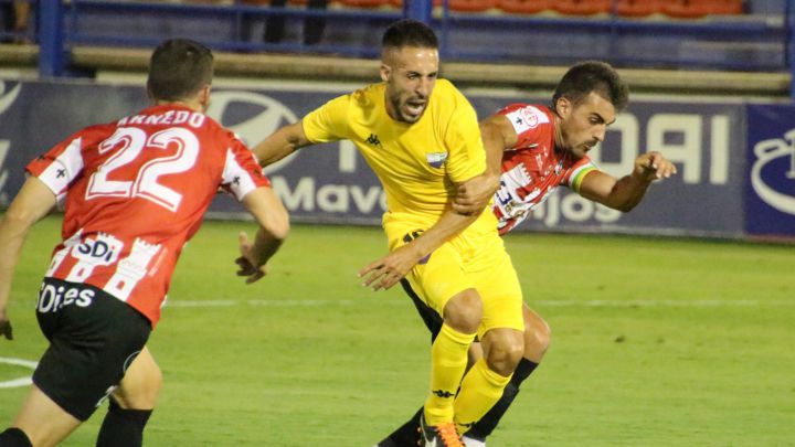 Momento de disputa del partido de Primera RFEF entre el Extramadura y la SD Logroñés.
