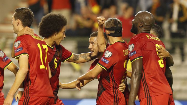 Eden Hazard celebra un gol a República Checa con sus compañeros de equipo.