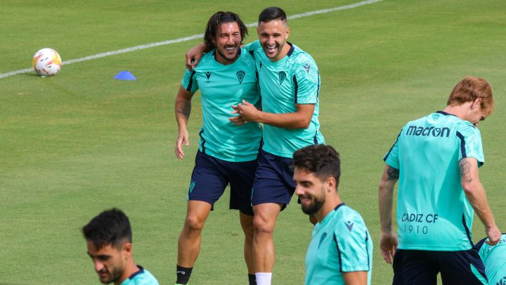 'Pacha' Espino y Florín Andone, jugadores del Cádiz CF, durante una sesión de entrenamiento.