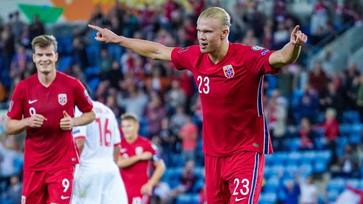 Erling Braut Haaland celebra un gol con la selección noruega.