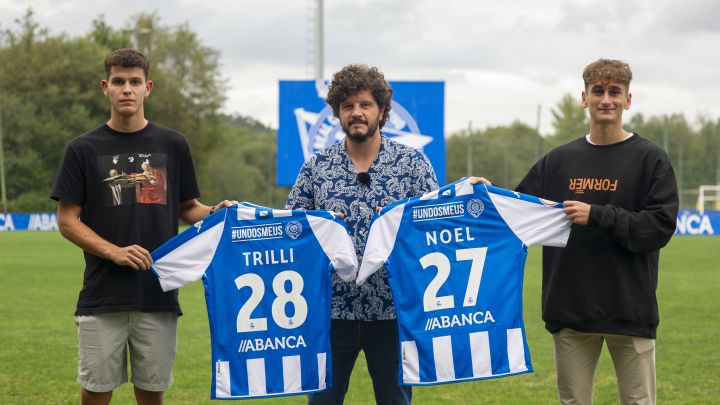 Noel y Trilli posan junto a Touriñán con el patrocinio de Un Dos Meus del Deportivo.