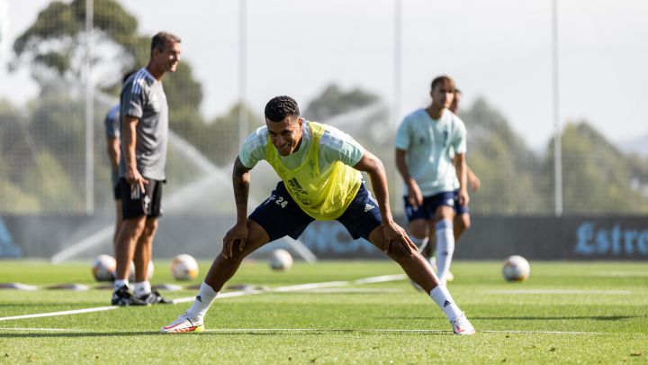 El central colombiano Jeison Murillo realiza un ejercicio de estiramiento durante un entrenamiento del Celta.